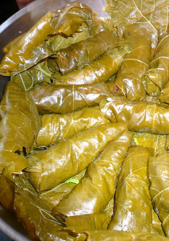 乾燥ブドウの葉 - Dry Grape Leaves 【B.Mechaalany&Sons】 2 - 調理例:ドルマです。ご飯や松のみひき肉などをスパイスで味付けしたものをブドウの葉でつつんで、オリーブオイルなどに漬けます。