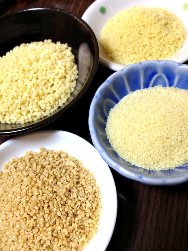クスクス 全粒粉 中粒 - COUS COUS Wholeweat Middle Grain 500g 【Rose Blanche】 3 - 黒の皿が大粒、青の皿が小粒、白に水玉がある皿が中粒、一番手前の白い皿が全粒粉の茶色いクスクスです。クスクスと言ってもいろいろな大きさや色があります。