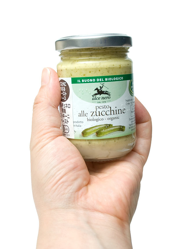 オーガニック ズッキーニ ペースト (パスタソース) 【alce nero】 4 - 手にもってみました。約2人分(パスタ200g)のパスタソースが作れます。オリーブオイルで伸ばすなど、お好みでお使いください。