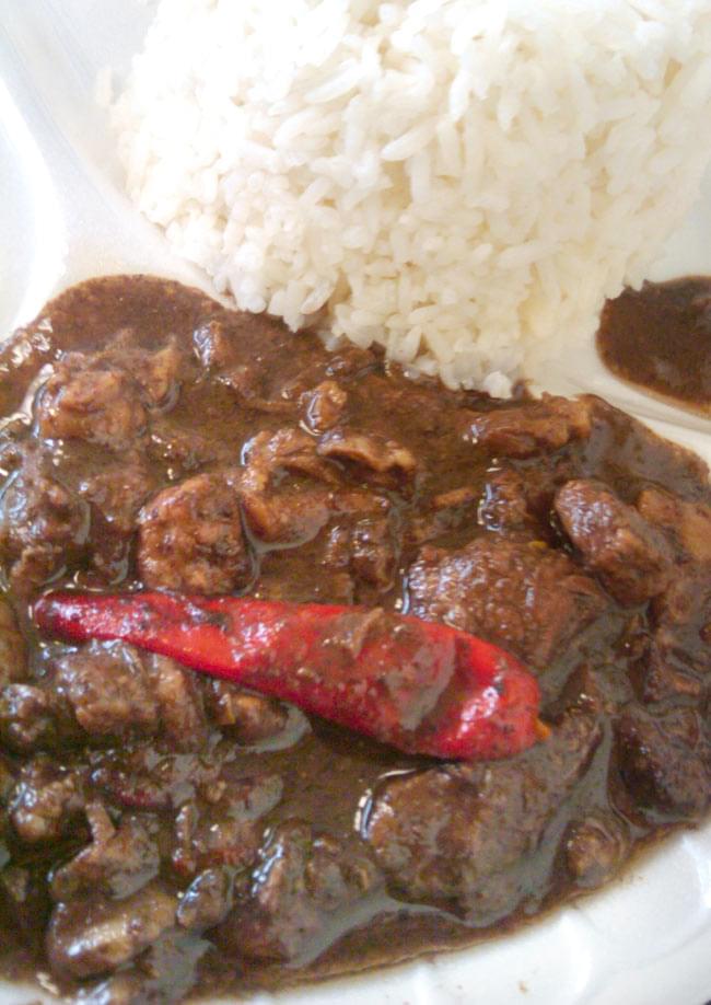 フィリピン料理 レトルト−豚肉と豚血のシチュー - Dinuguan ディニュグアン 【Goldilocks】 2 - 珍しい豚肉料理です。（イメージ）