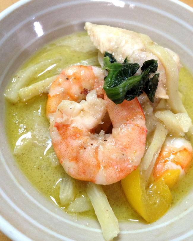 グリーン カレー の素 【Roi Thai】 3 - ロイタイのグリーンカレーの素に野菜、エビ、細切りたけのこなどを入れて煮こむだけで、美味しいグリーンカレーを作ることが出来ます。