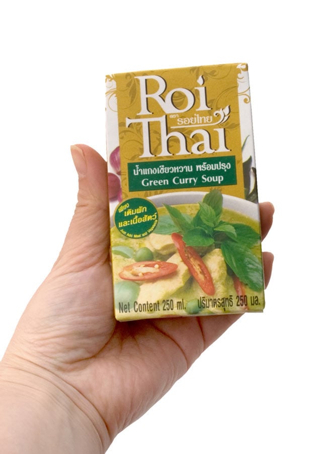 グリーン カレー の素 【Roi Thai】 4 - 手に持ってみました。こちらの1パックで約2人前のカレーを作ることが出来ます。