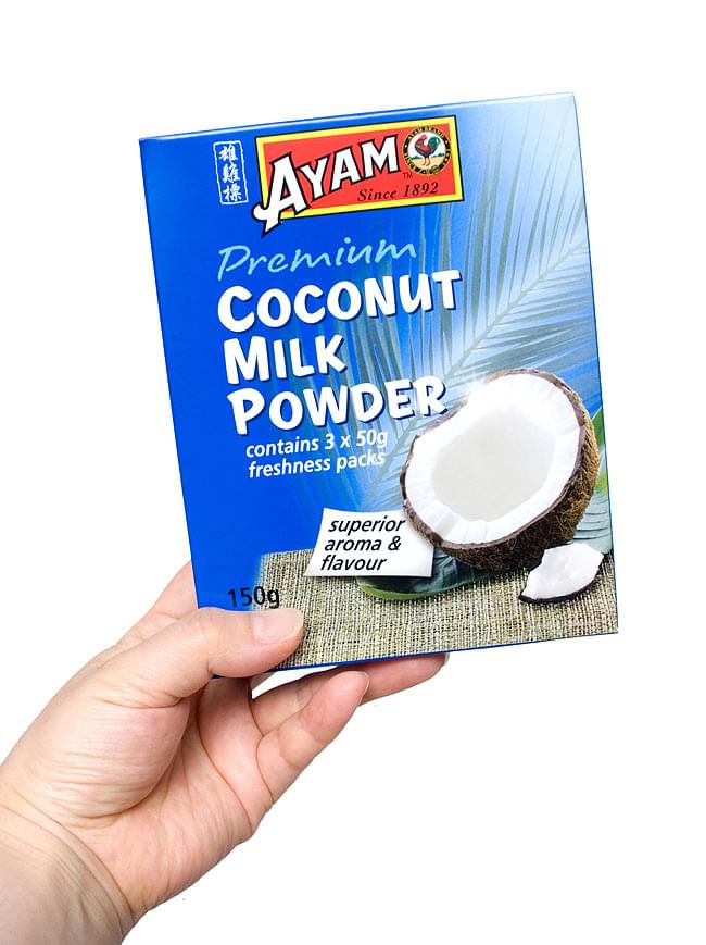 ココナッツミルクパウダー - Coconut Milk Powder 【AYAM】 5 - 手に持ってみました。かわいい箱入りで収納にも便利。箱裏には、パウダーを使った簡単レシピつきです（英語）。