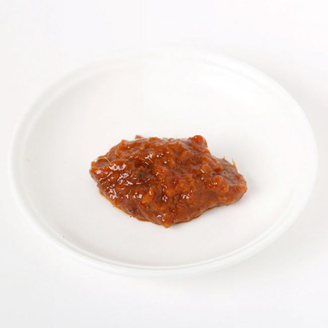 タイ レッドカレー ペースト - Thai Red Curry Paste 【AYAM】 2 - スパイスや調味料がすべて混ざってペースト状になっています。この一瓶で3〜4人分のカレーを作ることが出来ます。