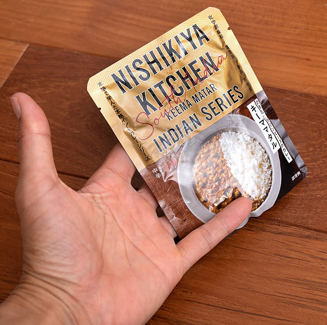 キーママタル - KEEMA MATAR - ひき肉とグリンピースのカレー【にしきや】 2 - 手に持ってみました。インドの定食ターリーのように何種類かを組み合わせていただけるように一つが小さいサイズです。