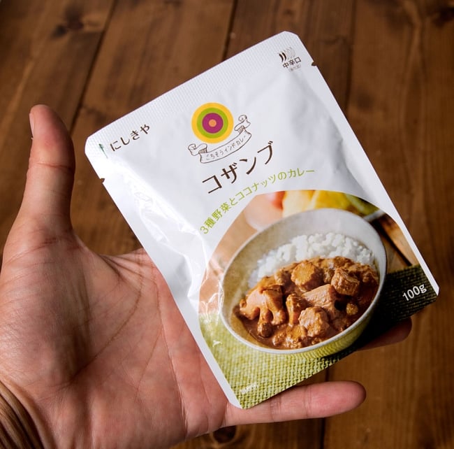 コザンブ 【にしきや】 5 - 手に持ってみました。インドの定食ターリーのように何種類かを組み合わせていただけるように一つが小さいサイズです。