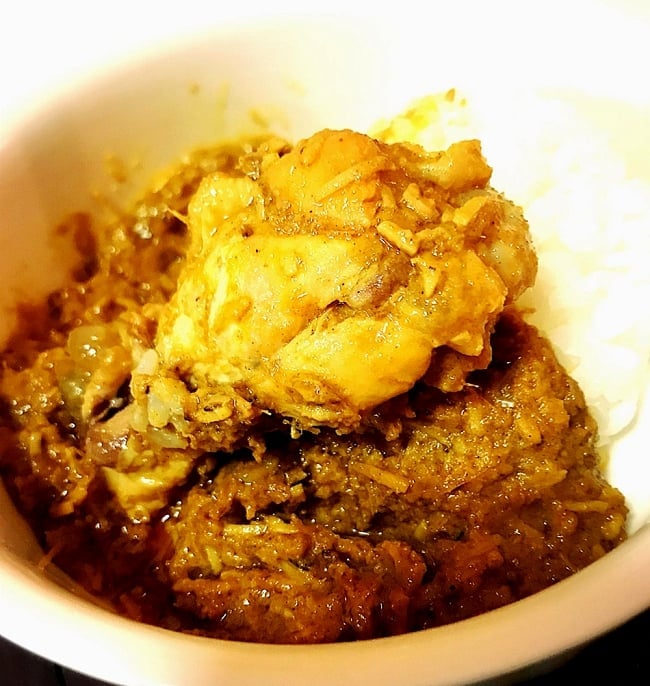 チキンルンダン・マレーシアカレー - RENDANG 5 - 当店スタッフが中を開けてみたら、鶏肉がごろっと入っていてびっくり！！