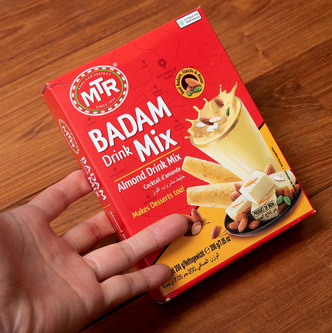 インドの甘いホットミルクミックス - Badam Drink Mix (バダムミルク) 2 - 手に持ってみました。約15gで一杯分ですのでこのひと箱で、10〜14杯分くらい作ることが出来ます。