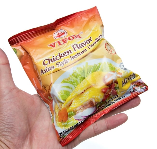 ベトナム・ミー (袋） 【VIFON】 チキン味 - MI Ga 4 - サイズ比較のために手に持ってみました。日本のインスタント麺と同じ大きさです