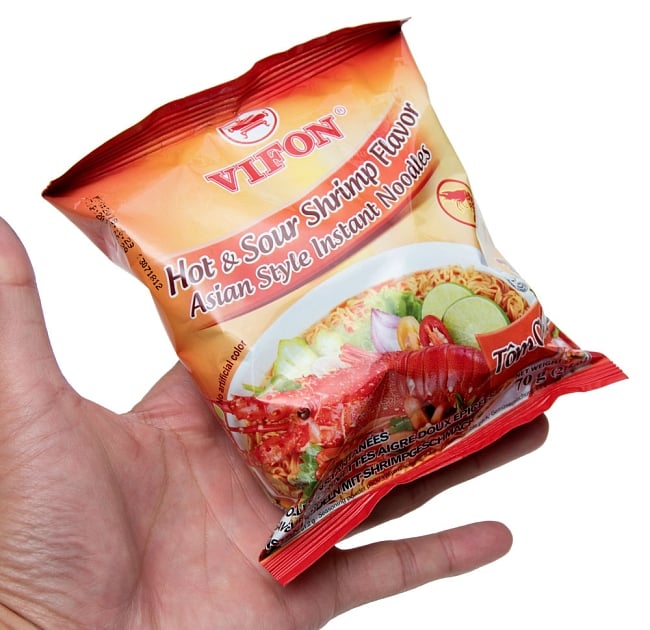 ベトナム・ミー (袋） 【VIFON】 トムヤム・シュリンプ味 - Tom Chua Cay 4 - サイズ比較のために手に持ってみました。日本のインスタント麺と同じ大きさです