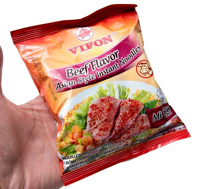 ベトナム・ミー (袋） 【VIFON】 ビーフ味 - MI Bo 4 - サイズ比較のために手に持ってみました。日本のインスタント麺と同じ大きさです