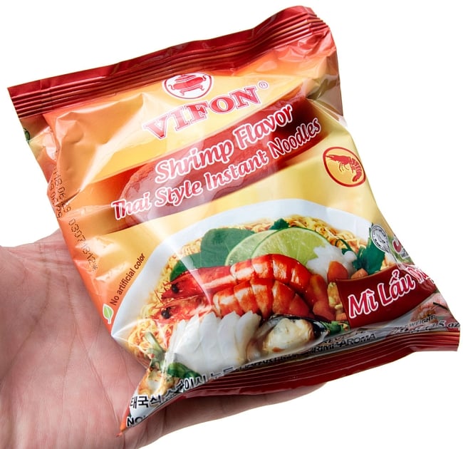 タイスキ風ベトナム・ミー (袋） 【VIFON】 シュリンプ味 - MI Lau Thai 4 - サイズ比較のために手に持ってみました。日本のインスタント麺と同じ大きさです
