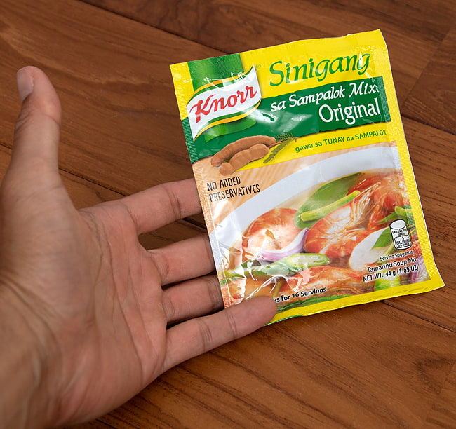 フィリピン料理 シニガン サンパロック オリジナルの素 - Sinigang Sa Sampalok Original【Knorr】 4 - サイズ比較のために手に持ってみました