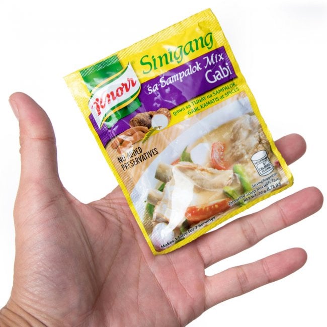 フィリピン料理 シニガンサンパロック ガビの素 - Sinigang Sa Sampalok Gabi 【Knorr】 2 - 手に持ってみました。こちらのパウダーで1リトル約4人分のスープができます。