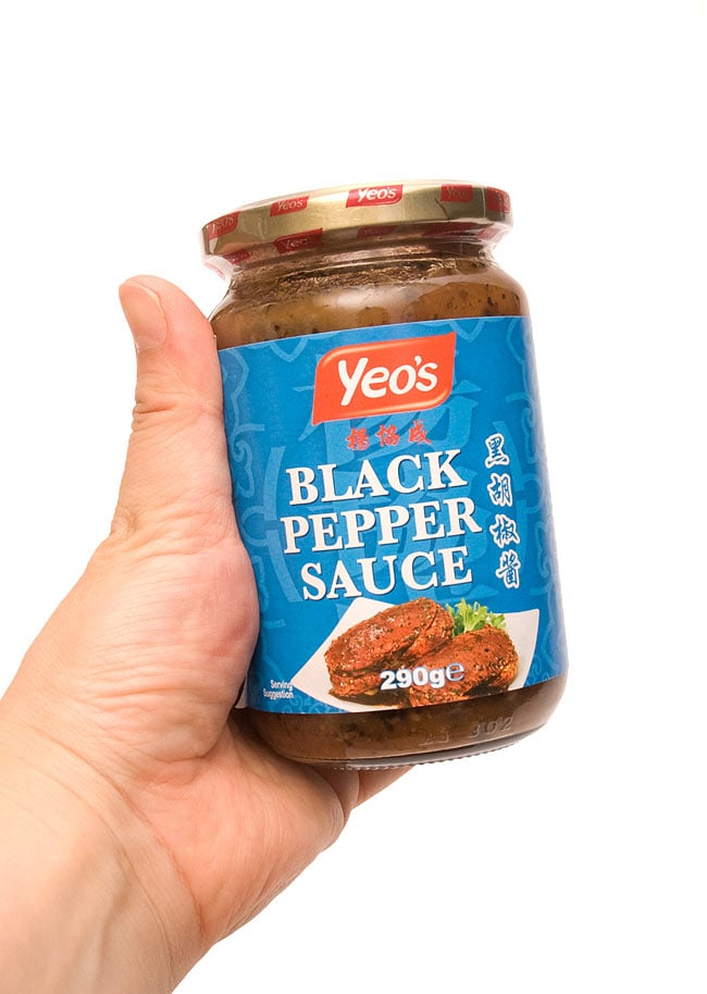 シンガポール料理の素 - ブラック ペッパー 炒め ソース【YEOs】 5 - 手に持ってみました。一回の料理に大さじ3〜を入れますので約4人分程の料理が約5回ほど作れます。