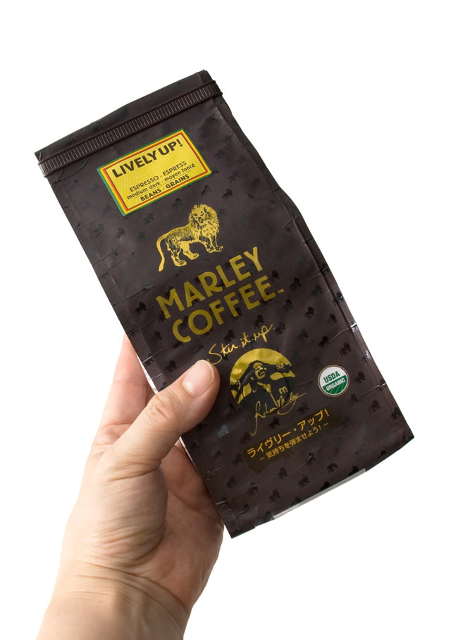 マーリーコーヒー - ライヴァリーアップ!(豆) 【MARLEY COFFEE】 3 - 手に持ってみました。8オンス227gで、たっぷり楽しめます。
