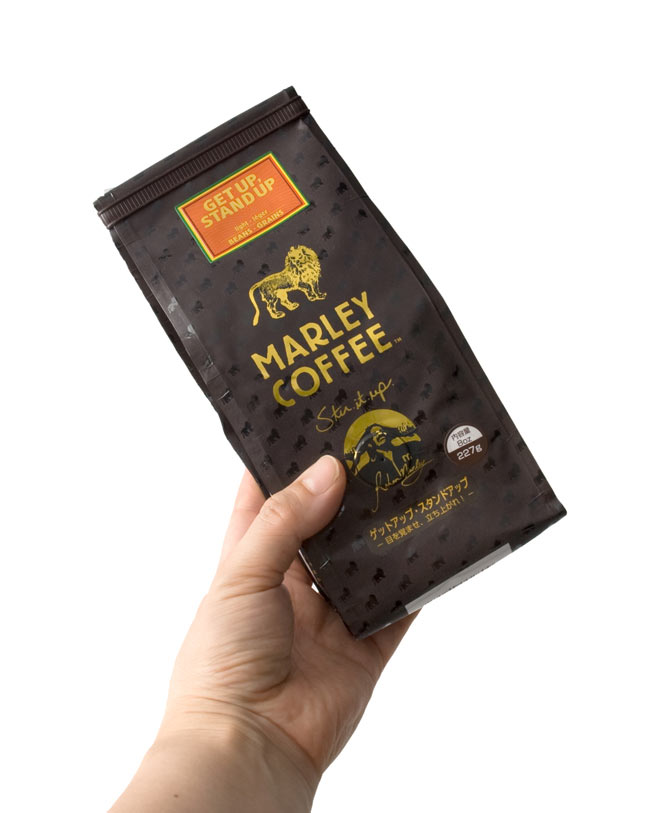 マーリーコーヒー - ゲット・アップ・スタンド・アップ (豆) 【MARLEY COFFEE】 3 - 手に持ってみました。8オンス227gで、たっぷり楽しめます。