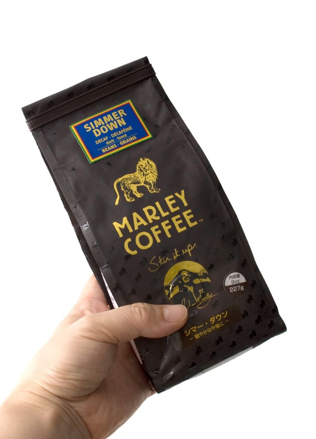 マーリーコーヒー - シマー・ダウン (豆) 【MARLEY COFFEE】 3 - 手に持ってみました。8オンス227gで、たっぷり楽しめます。
