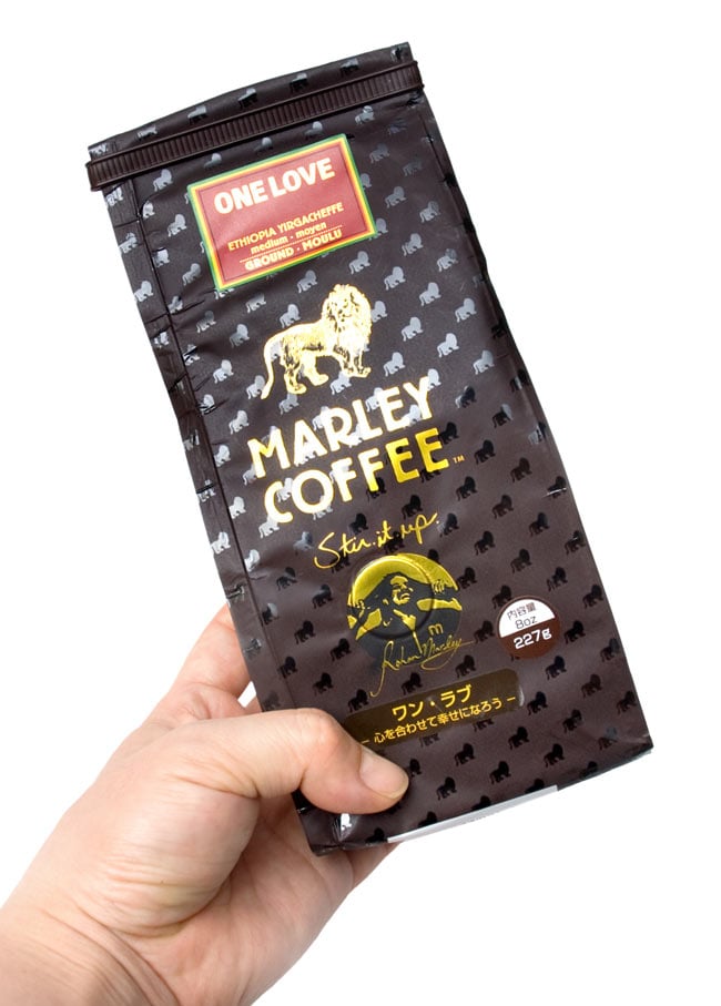 マーリーコーヒー - ワン・ラブ (粉) 【MARLEY COFFEE】 3 - 手に持ってみました。8オンス227gで、たっぷり楽しめます。