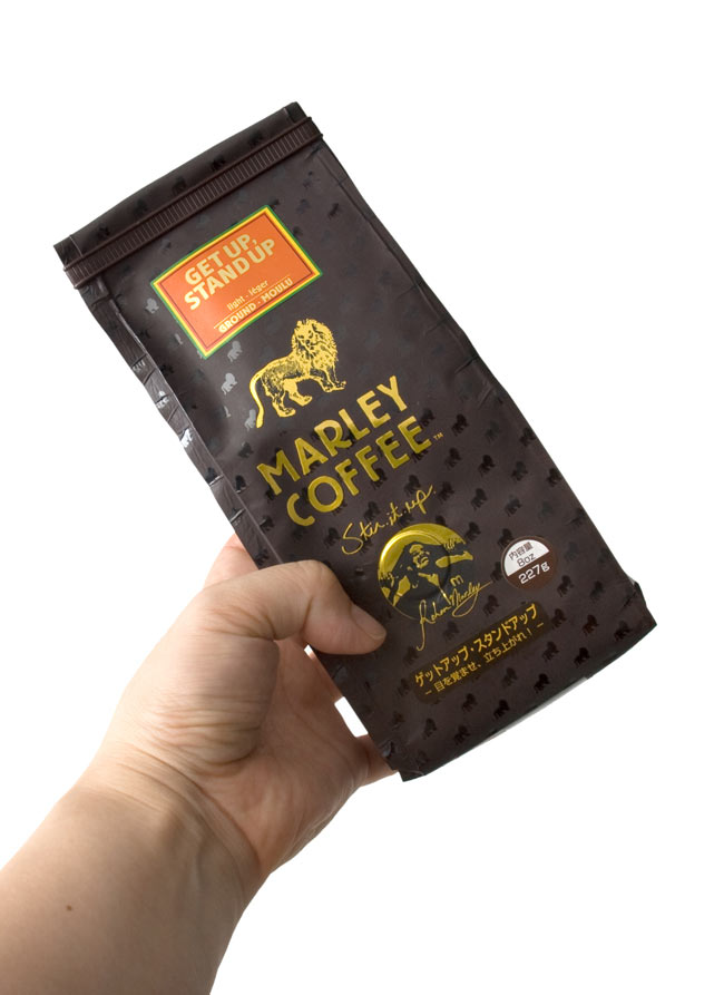 マーリーコーヒー - ゲット・アップ・スタンド・アップ (粉) 【MARLEY COFFEE】 3 - 手に持ってみました。8オンス227gで、たっぷり楽しめます。