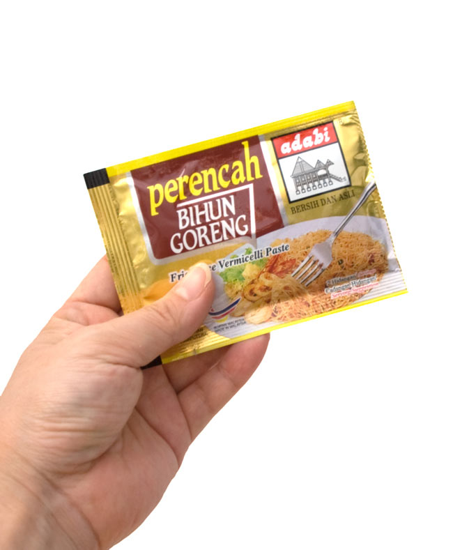 マレーシア料理の素 - ビーフンゴレン（ミーゴレン）30g -Perencah Bihun Goreng30g  【Adabi】 2 - サイズ比較のために手に持ってみました。こちらの一袋で約3〜4人分を作ることが出来る、一回使いきりタイプ。
