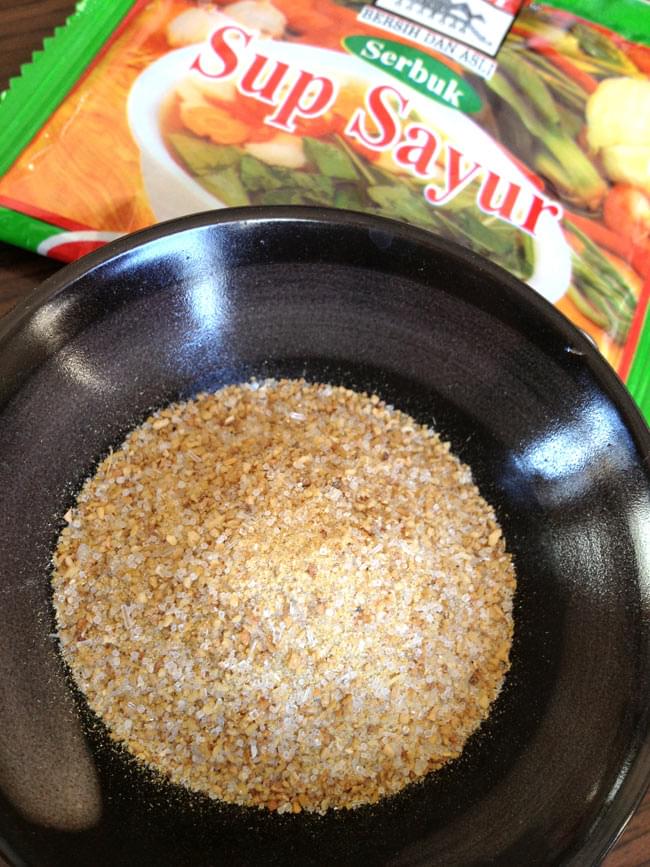 マレーシア料理の素 - 野菜スープの素 - Perencah Sup Sayur 【Adabi 】 2 - 粉末状の調味料とスパイスが入っています。まず、こちらを油で炒めるところから調理スタートです。