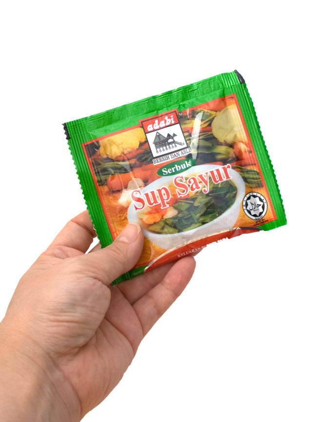 マレーシア料理の素 - 野菜スープの素 - Perencah Sup Sayur 【Adabi 】 4 - サイズ比較のために手に持ってみました。こちらの一袋で約2〜3人分を作ることが出来る、一回使いきりタイプ。