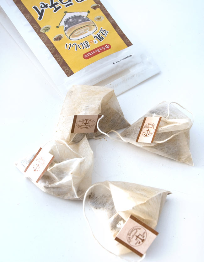 黒豆チャイ 【Tea Boutique】 2 - パックを開けるとシナモンと黒豆の香りが漂います。テトラ型のティーパックで美味しく淹れることが出来ます。