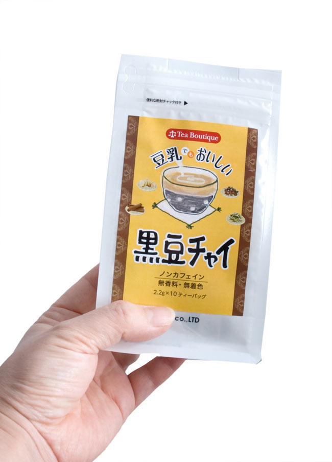 黒豆チャイ 【Tea Boutique】 4 - 手に持ってみました。テトラ型のティーパックが10袋入っています。