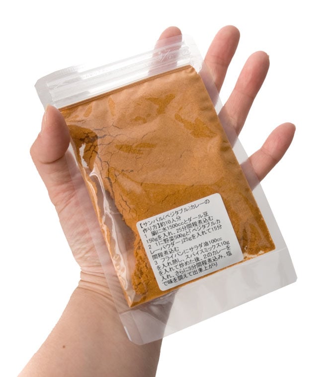 サンバルカレーパウダー 小分けパック - Serbuk Sambar Ssize 【BABAs】 4 - サイズ比較のために手に持ってみました。基本的なレシピも書いてあります。便利な小分けパックを是非、ご活用ください。