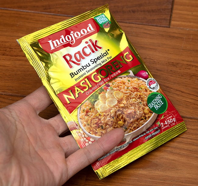 インドネシア料理 ナシ ゴレンの素 - NASI GORENG 【Racik】 3 - サイズ比較のために手に持ってみました