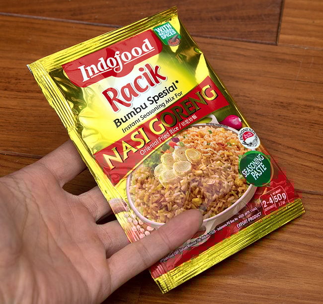 インドネシア料理 ナシ ゴレンの素 - NASI GORENG 【INDOFOOD】 3 - サイズ比較のために手に持ってみました