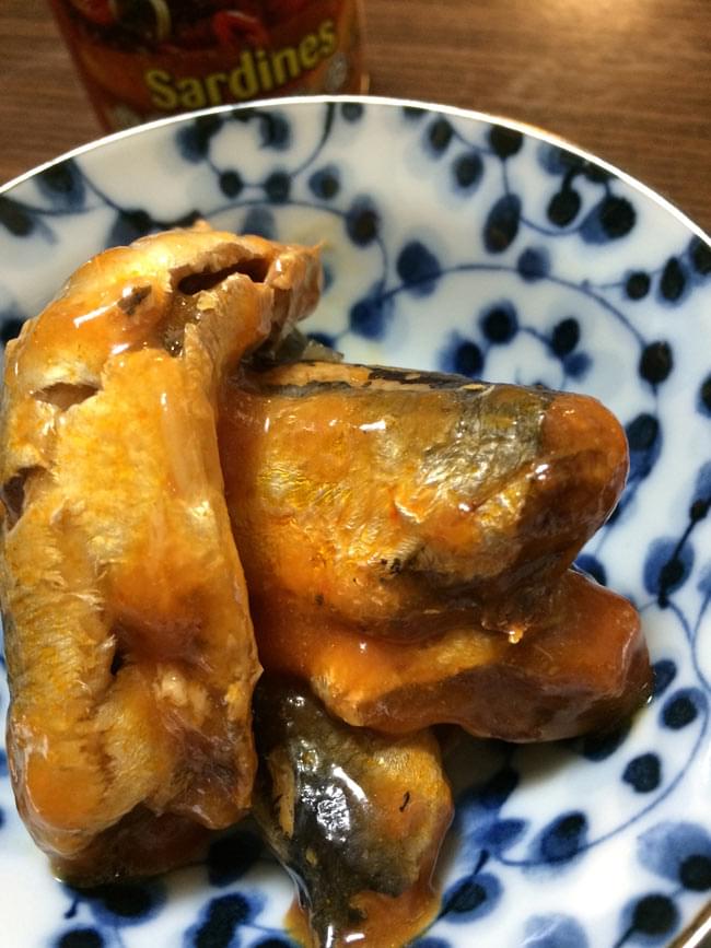 トマト サーディン缶 - Sardines in Tomato Sauce 【Agromas】 2 - 缶の中には、たくさん詰まっています。