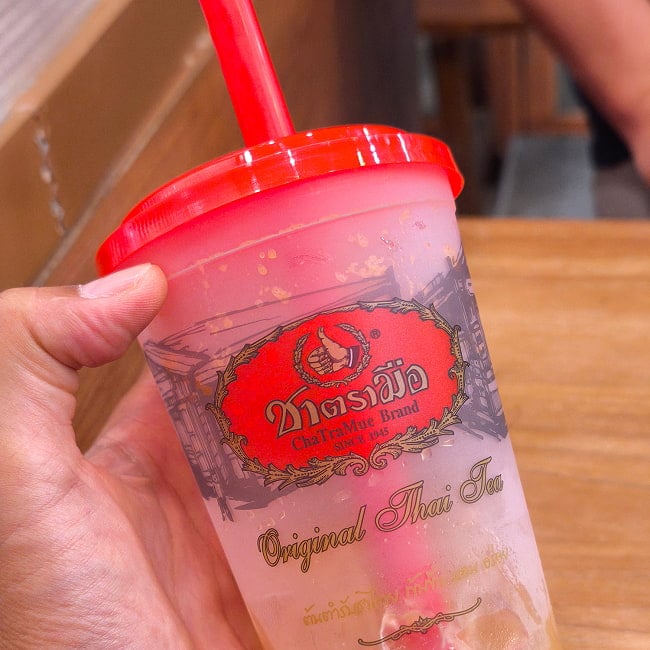 タイの紅茶 チャーポン 茶葉 【Cha Tra Mue Brand チャトラムー】 8 - お店限定のプラカップ。なかなか丈夫で捨てづらく、おみやげに持って帰ってきてしまいました