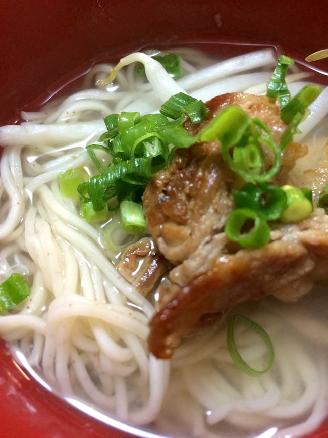 香港 蝦子麺 【錦華坊】 4 - 焼いたお肉を乗せて、葱をパラパラっとかけるだけで、インスタントとは思えない美味しさ
