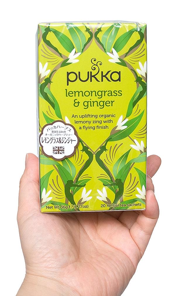 【PUKKA】 lemongrass ＆ ginger - オーガニックハーブティー(カフェインフリー) 3 - 手に持ってみました。あなたの美容・健康ライフに是非、お役立て下さい。