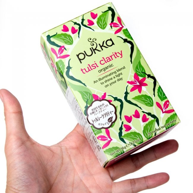 【PUKKA】Tulsi Clarity - オーガニックハーブティー(カフェインフリー) 4 - サイズ比較のため手に持ってみました。あなたの美容・健康ライフにお役立て下さい。