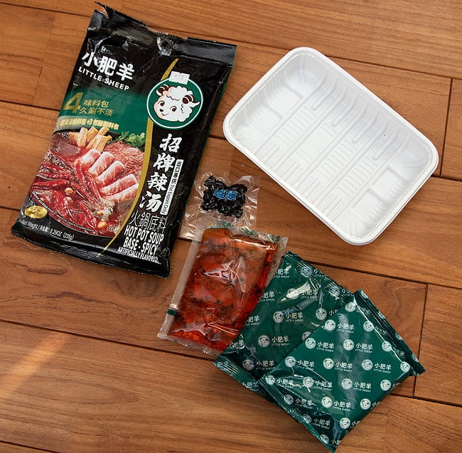 火鍋底料 辣湯 - Hot Pot Soup Base - Spicy 【小肥羊】 5 - 実際に中身を開けてみました。こちらのスープたちを1.5Lのお湯に溶かして使います。