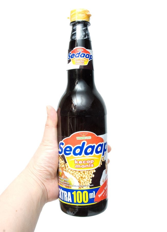 ケチャップマニス - Kecap Manis 【Sedaap】 2 - 手に持ってみました。こちらは、たっぷり使える、大サイズです。入荷時期によってボトルの形状が写真と異なる場合もございます。