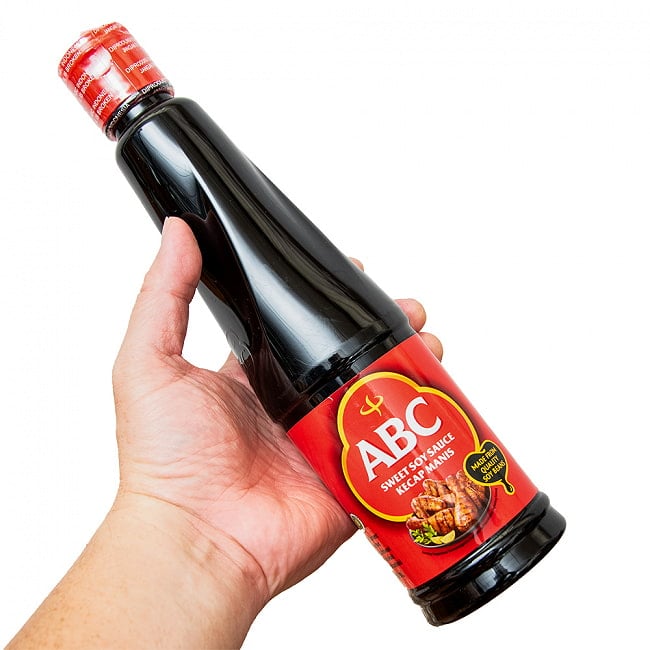 【ABC】Kicap Manis ケチャップ マニス  (甘口醤油)  3 - 手に持ってみました。600mlの大容量で使いであります。