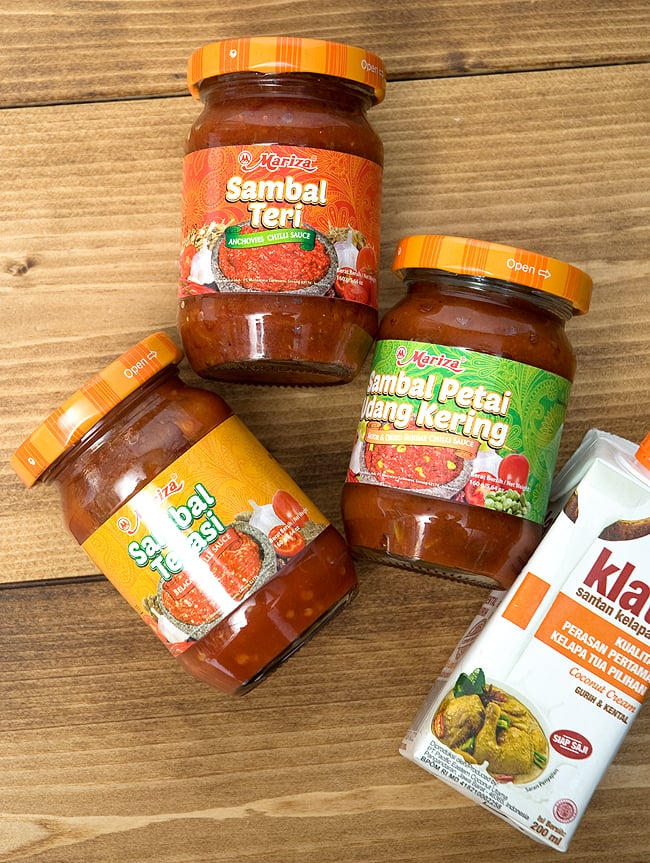 インドネシア チリ ソース サンバル ぺタイ ウダン ケリング - Sambal Petai Udang Kering 【Mariza】 4 - インドネシアの調味料たち。サンバルテリ(赤ラベル)、サンバルテラシ(オレンジラベル)、サンバルウダン(緑ラベル)、そして、白い容器のココナッツクリーム。