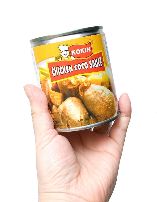 インドネシア オポールアヤム -  OPOR AYAM 【KOKIN】 2 - 手に持ってみました。この缶で、2~3人前くらいでしょうか？数種類の惣菜を乗せてご飯にのせて、チャンプルーして食べるのがインドネシア流です。