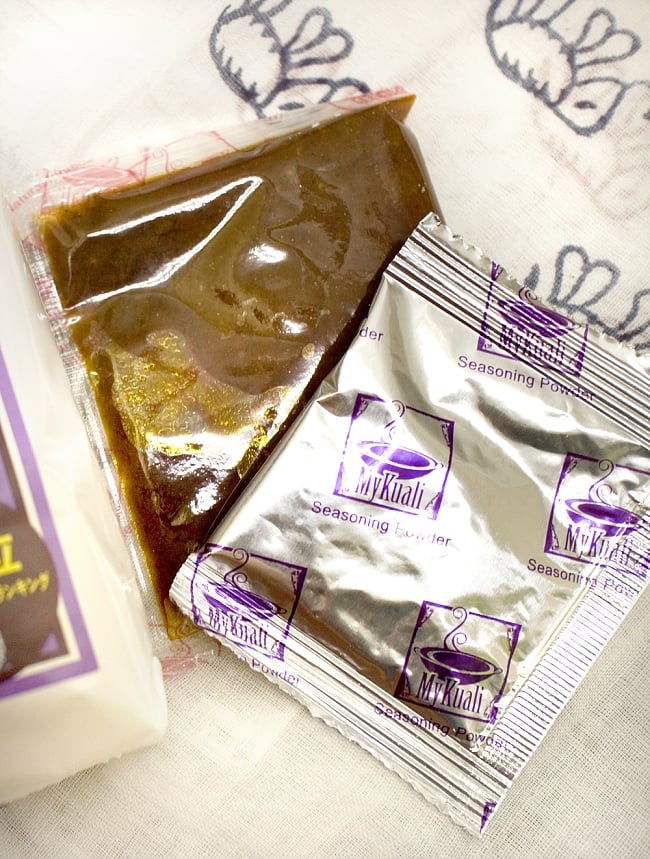 赤トムヤム麺 【世界No.1社】 3 - 麺のほかに調味料2種類入っています。