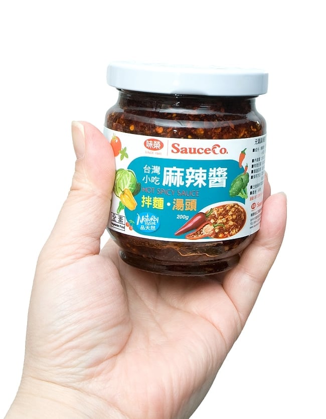 麻辣醤（マーラージャン） - 花椒と唐辛子ソース　HOT SPICY Sauce　【未榮食品】 2 - 手に持ってみました。麻婆豆腐や炒め物に刺激的なスパイスを！