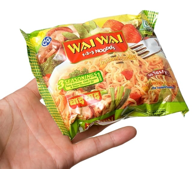 WAIWAI Noodles - ネパールのインスタントヌードル【ベジ・マサラ味】 3 - サイズ比較のために手に持ってみました