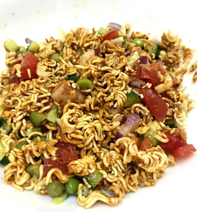 WAIWAI Noodles - ネパールのインスタントヌードル【チキン味】 4 - ネパール風にサラダにしました