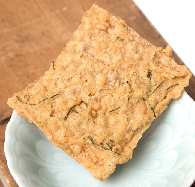 【ZONA】Soy Bean Crisps with Dried Kaffir Lime テンペチップスライムリーフ味  3 - 油で揚げてサクサクです