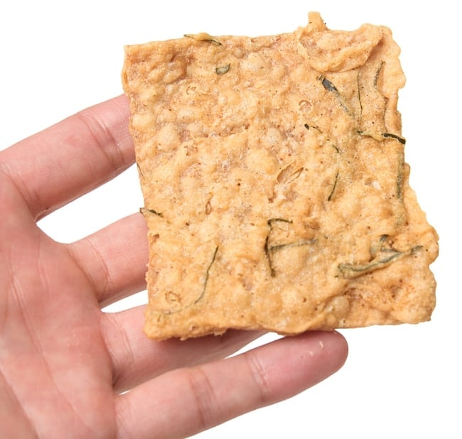 【ZONA】Soy Bean Crisps with Dried Kaffir Lime テンペチップスライムリーフ味  4 - サイズ比較のために手に持ってみました