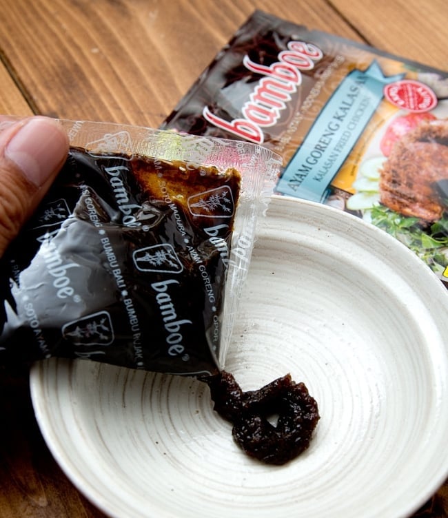 【bamboe】ジャワ風鶏のから揚げ - アヤムゴレンカラサンの素　Ayam Goreng Kalasan  4 - ペーストを炒めて、そこへ鳥だしと材料を入れて煮こむだけの簡単調理。