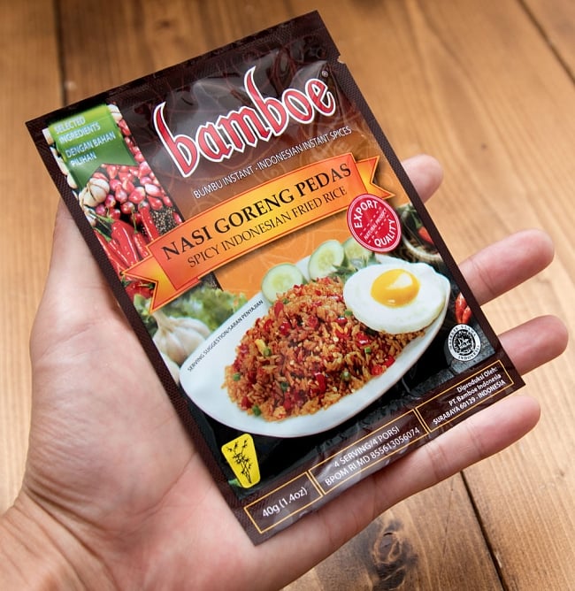 【bamboe】インドネシア風辛口チャーハン - ナシゴレンプダスの素　Nasi Goreng Pedas  5 - サイズ比較のために手に持ってみました